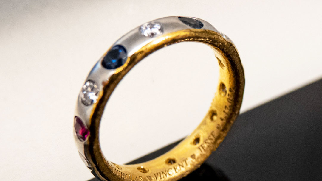 Ein Feingoldring mit Platin und Fantasie-Steinbesatz von Spitzbarth Juwelier