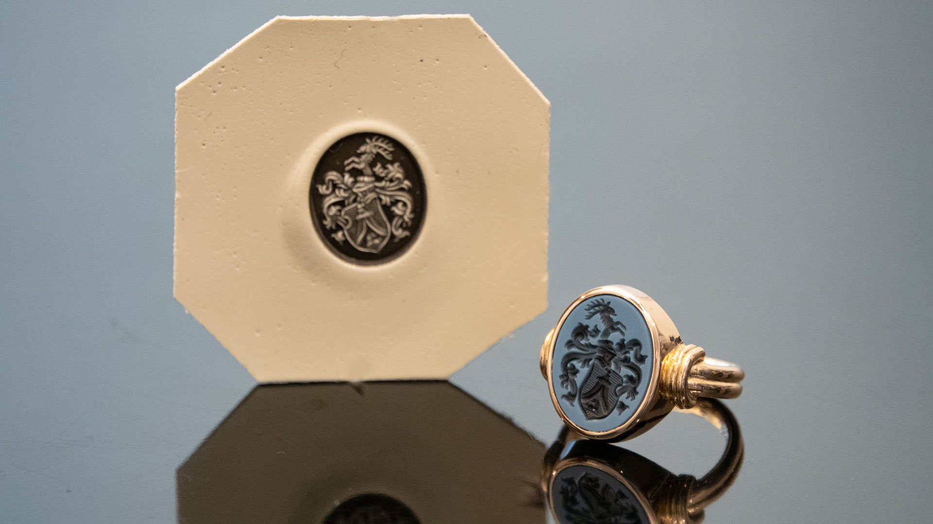Ein moderne Variante von klassischem Siegelring mit Lagenstein von Spitzbarth Juwelier